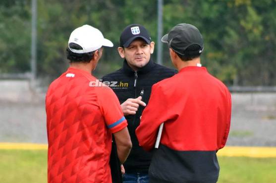 José Luis Pineda, exjugador del Olimpia, hablando con Pedro Troglio y ‘Cocli’ Salgado.
