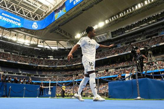 Cerca de 50 mil aficionados llegaron a la presentación de Endrick. Foto: AFP