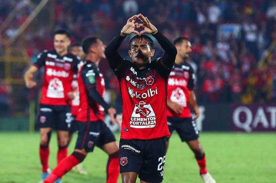 Aarón Suárez celebra el primer gol del Alajuelense contra Olimpia en el Morera Soto.