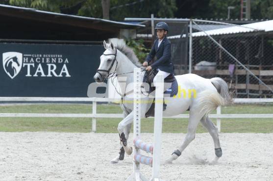 Una de las jinetes dando un espectáculo con su caballo. FOTO: Neptalí Ramos.