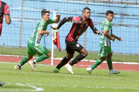 Carlo Costly es marcado por el argentino Federico Maya y Elder Ramos en el choque Lone-Platense. FOTO: Neptalí Romero.