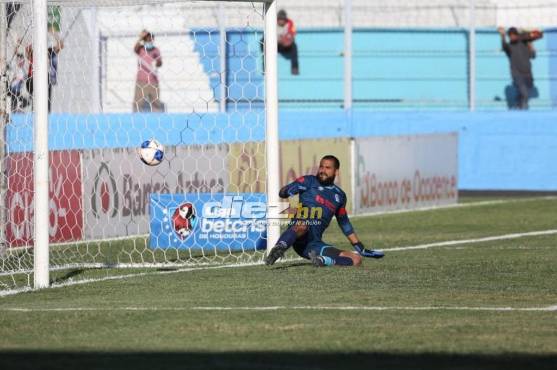 Así fue el gol de penal de Damin Ramírez, el número “10” del Victoria. FOTO: Marvin Salgado.