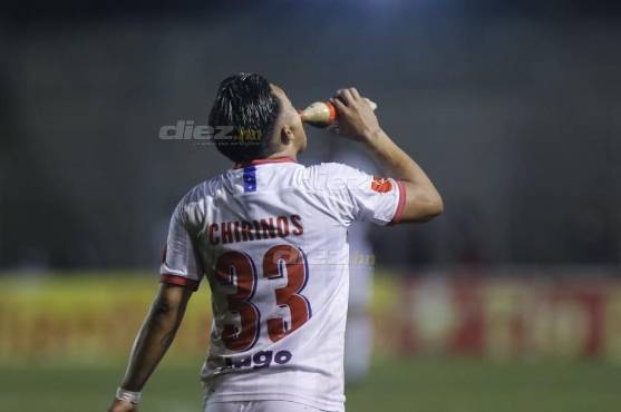 ¡Michaell Chirinos es un loquillo! Anota al Honduras Progreso, le lanzan una botella de refresco, la destapa y se lo toma