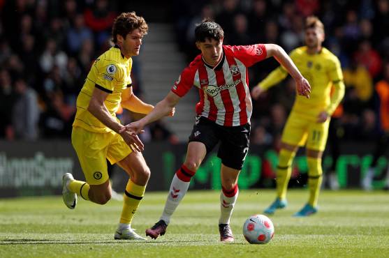 Southampton's English defender Tino Livramento (C) vies with Chelsea's Spanish defender Marcos Alonso (L) during the English Premier League football match between Southampton and Chelsea at St Mary's Stadium in Southampton, southern England on April 9, 2022. (Photo by Adrian DENNIS / AFP) / RESTRICTED TO EDITORIAL USE. No use with unauthorized audio, video, data, fixture lists, club/league logos or 'live' services. Online in-match use limited to 120 images. An additional 40 images may be used in extra time. No video emulation. Social media in-match use limited to 120 images. An additional 40 images may be used in extra time. No use in betting publications, games or single club/league/player publications. /