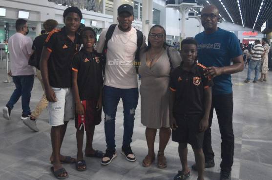 Yeison Mejía fue despedido por unos chicos de su barrio que lo admiran, así como por sus padres. FOTOS: Héctor Edú