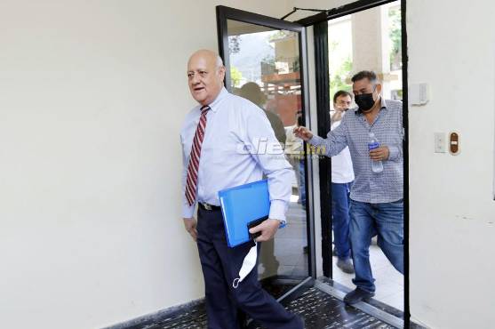 Salomón Galindo, secretario de la Liga Nacional, es el hombre tras la falla administrativa que tiene de cabeza el fútbol nacional.