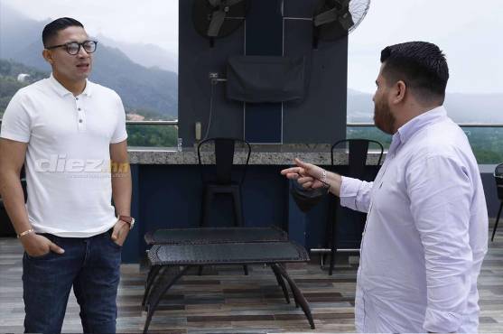 Emilio Izaguirre charla con el periodista de Diez, Gustavo Roca.