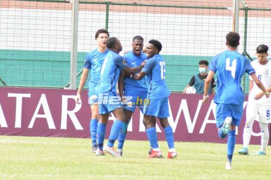 Curazao y su festejo tras marcar el 1-1 ante Honduras. Foto: Mauricio Ayala.