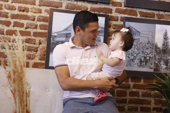 Luis Alvarado cargando a su pequeña hija. Foto: Neptali Romero.