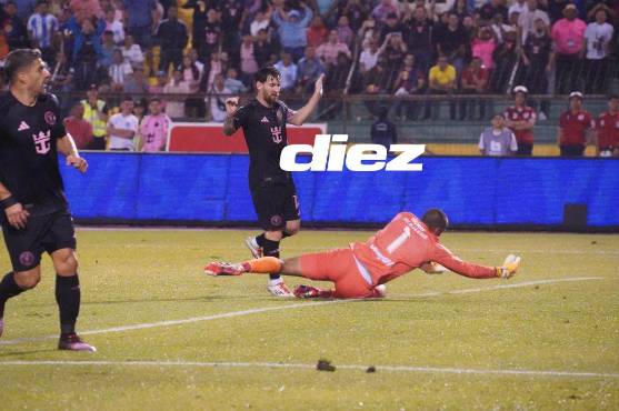 Messi recibió la asistencia de Luis Suárez y solo llegó para empujar la pelota y vencer a Menjívar. Foto: Mauricio Ayala