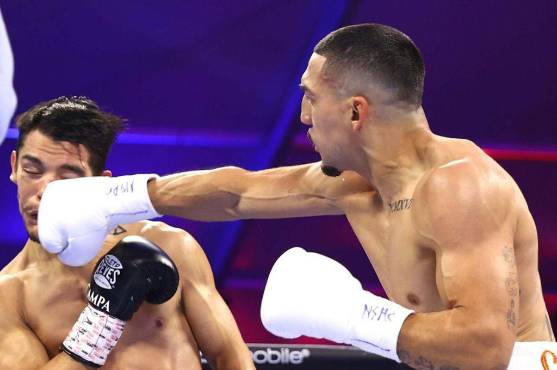 Teófimo Lopez conectando un derechazo a la cara de pedro campa en su pelea en Las vegas.