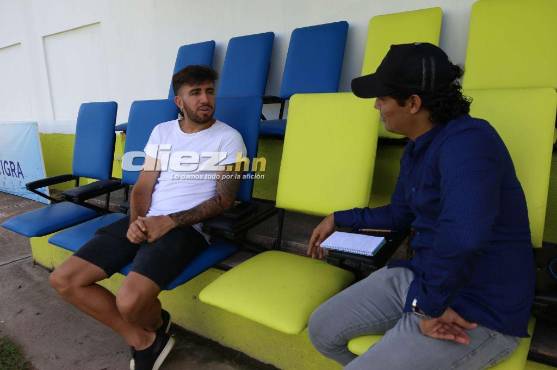 Amena plática con el goleador argentino de los Potros de Olancho. Foto: Andro Rodríguez.