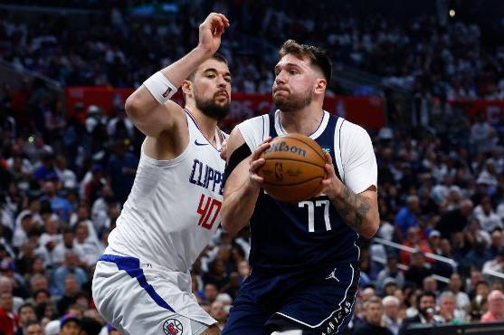 Luka Doncic y los Mavericks están a un juego de clasificar a las semifinales de conferencia. Foto: AFP.