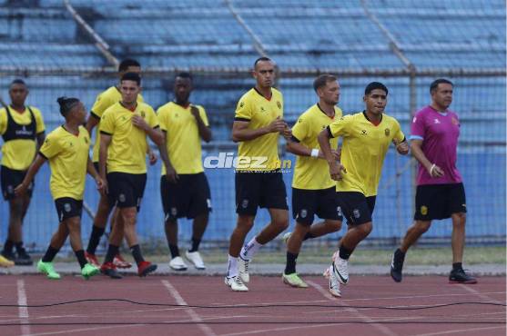 Real España doblegó a los Lobos de la UPNFM con agónico gol de Bryan Moya y los hunde en la zona del descenso