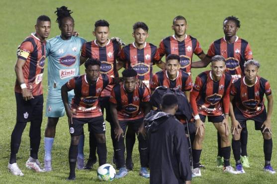 Carlo Costly es el capitán del Lone FC a sus 40 años. FOTO: Neptalí Romero