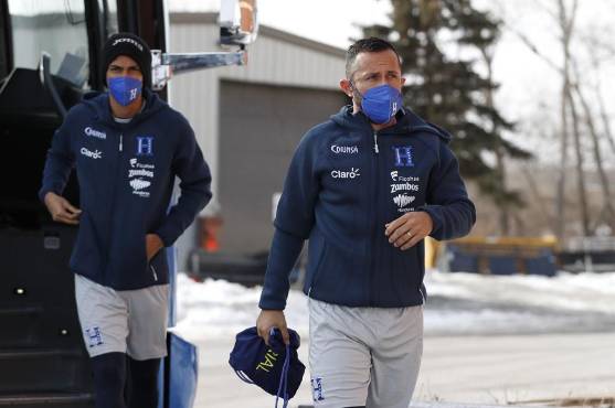 Los jugadores de la Bicolor llegaron bien abrigados al complejo donde entrenaron en Minnesota. Fotos: @FenafuthORG