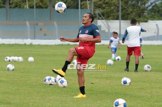 25 han sido los equipos en los que ha jugado Rambo de León en Italia, China, Estados Unidos y Centroamérica. FOTO: Neptali Romero.