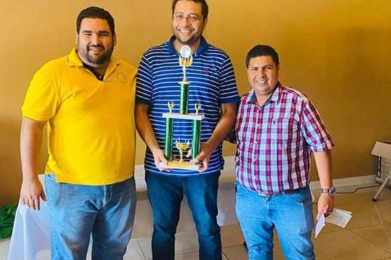 El Sub Campeón MF, Marvin Guevara, recibiendo su premio de parte de la organización.