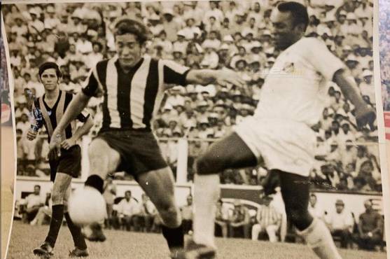 Mario “Pelola” disputa el balón con el Rey Pelé en el estadio Morazán. Santos ganó 3-1 al Real España el 30 de enero de 1972.
