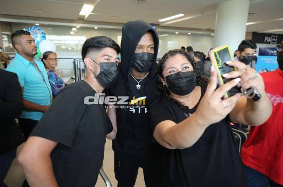 Romell Quioto se dio el tiempo de tomarse fotos con algunos fans en el aeropuerto. Foto: David Romero.
