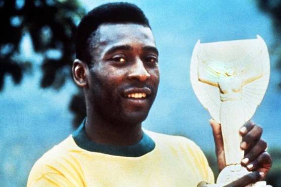 Pele y el Jules Rimet Trophy. Tras tres conquistas, Brasil lo exhibió en la sede de la Confederación en Río de Janeiro. De allí fue robado definitivamente.