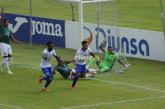 El panameño Rolando Blackburn marcó uno de los goles del Victoria. Foto: Neptalí Romero.