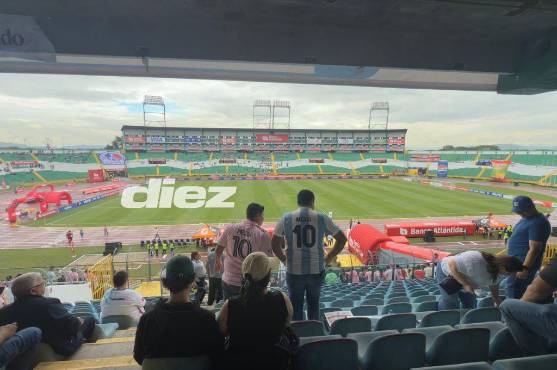 Pese a la lluvia, aficionados se han ido temprano para el estadio y así tener el mejor lugar posible. Foto: Mauricio Ayala.