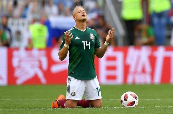 Chicharito ha convertido 46 goles con la Selección Mexicana de los cuales 23 han sido en partidos amistosos y 23 en juegos oficiales.
