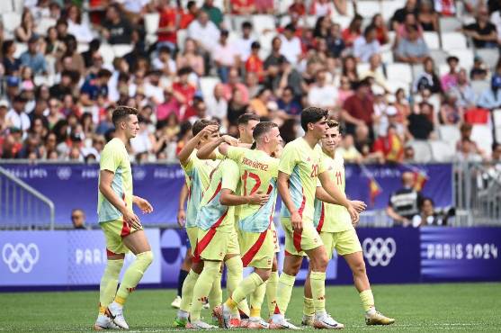 España vence a Dominicana y avanza a cuartos del torneo de fútbol de París. FOTO: AFP