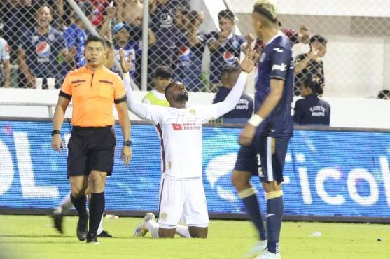 Olimpia acudió a un solitario gol de Arboleda en el descuento para tomar ventaja en la final ante Motagua
