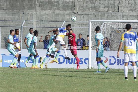 Marlon Licona sacó todo en la parte del complemento ante el Honduras Progreso. Foto: Neptalí Romero