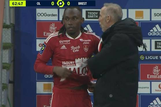 El técnico Éric Roy decidió darle 25 minutos de actividad al hondureño Alberth Elis contra el Lyon.