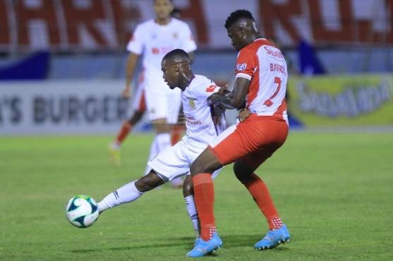 Al Vida no le funcionó la línea de tres defensores que implementó ante el Olimpia. FOTO: Neptalí Romero