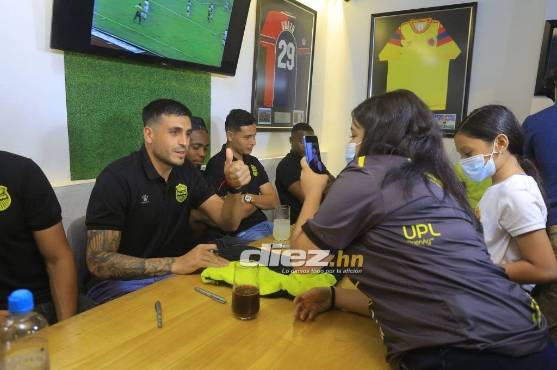 Fotos y autógrafos regalaron los futbolistas de La Máquina a sus hinchas. Foto: Moisés Valenzuela.