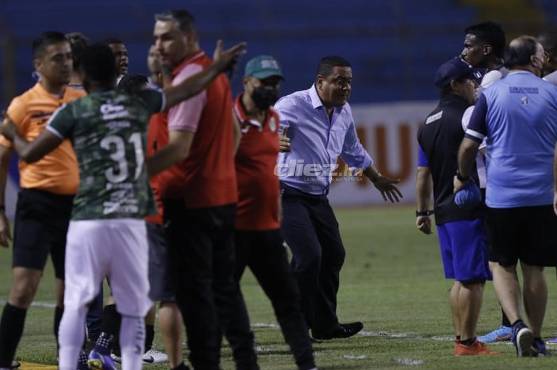 John Jairo López reclamaba al árbitro por su error, pero fue el juez de línea que rectificó.