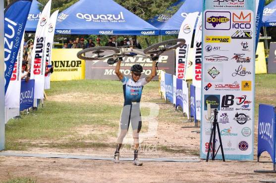 Así celebró el hondureño tras haber cruzado la meta en el primer lugar. (Foto: Cortesía Baika HN )