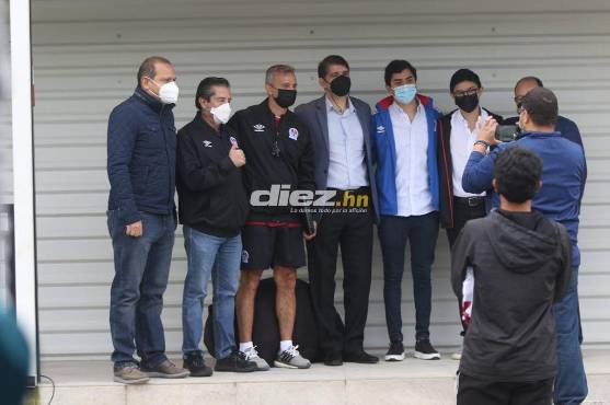 Lavallén junto a directivos del Olimpia en la sede del club.