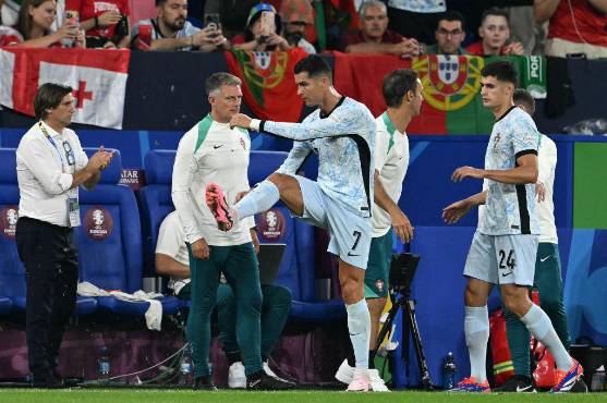 La bronca de Cristiano Ronaldo al salir del partido por decisión del entrenador de Portugal, Roberto Martínez. Foto: AFP.
