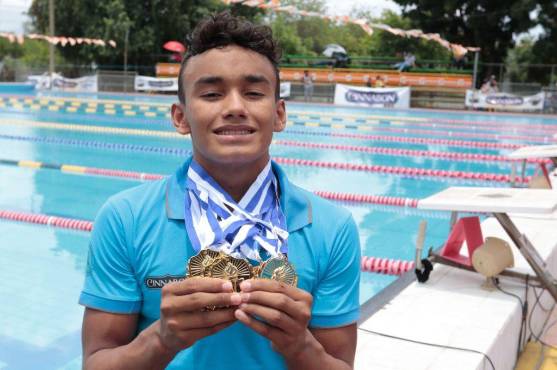 Douglas Romero del Club Municipalidad de SPS, impuso nuevo récord en masculino 13–14 años 200 metros IM (2:19.54 min). Foto Neptalí Romero