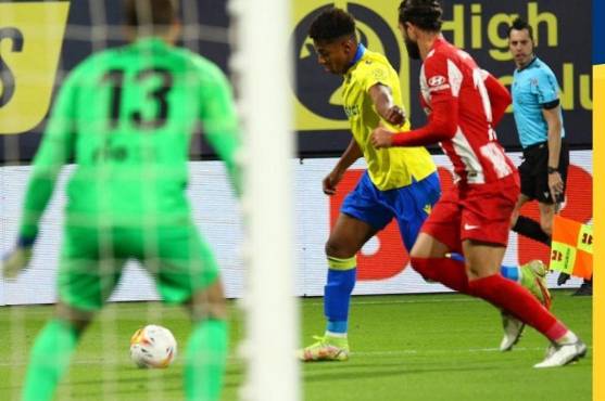 Choco Lozano marcó, pero el Cádiz fue goleado por el Atlético de Madrid en la Liga española