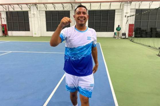 Alejandro Obando celebrando su victoria ante el jugador de Bermudas.