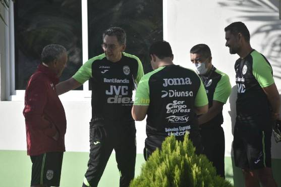 Nazar se mostraba muy sonrientes con el staff del Marathón. FOTO: Héctor Edú