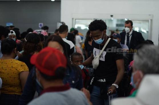 Acompañado de su familia, así llegó el delantero Bryan Róchez a Honduras. FOTO: Mauricio Ayala.