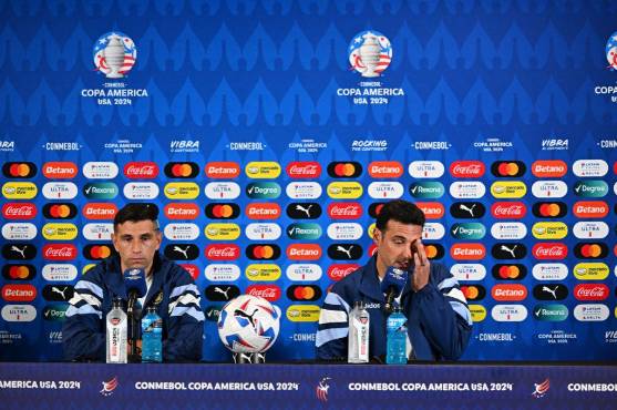 Scaloni y el Dibu Martínez dieron declaraciones en la selección de Argentina previo a la final ante Colombia. Foto: AFP