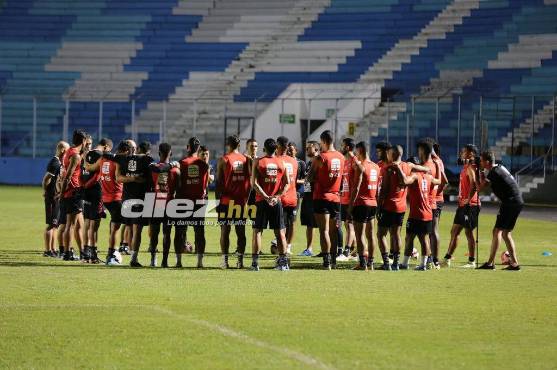 El Alajuelense hizo el respectivo reconocimiento de cancha este martes en el Nacional de Tegucigalpa. Foto: David Romero.
