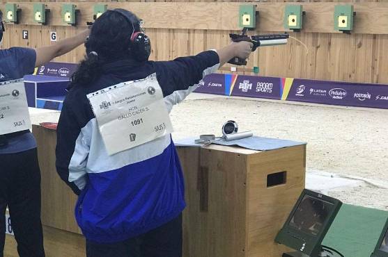 Paola Cáceres en la competencia de tiro olímpico en Colombia.