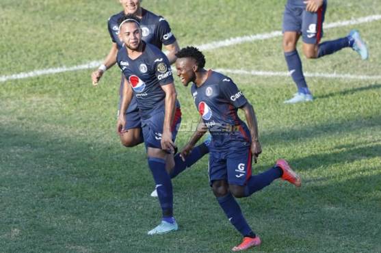 A Carlos Mejía le bastaron 20 minutos en cancha para anotar dos goles ante Marathón.