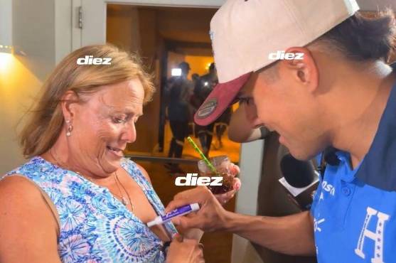 Aficionada norteamericana sorprende a seleccionado hondureño a su arribo a Curazao y hace una confesión