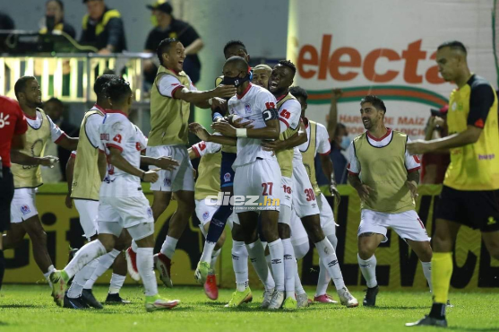 Jerry Bengtson celebrando su gol 16 del torneo Apertura 2021, su mejor marca en Liga Nacional (FOTO: DIEZ)