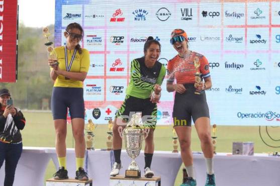 Mientras que la ganadora de élite mujeres, Florinda de León, celebró junto a sus compañeras en el podio.